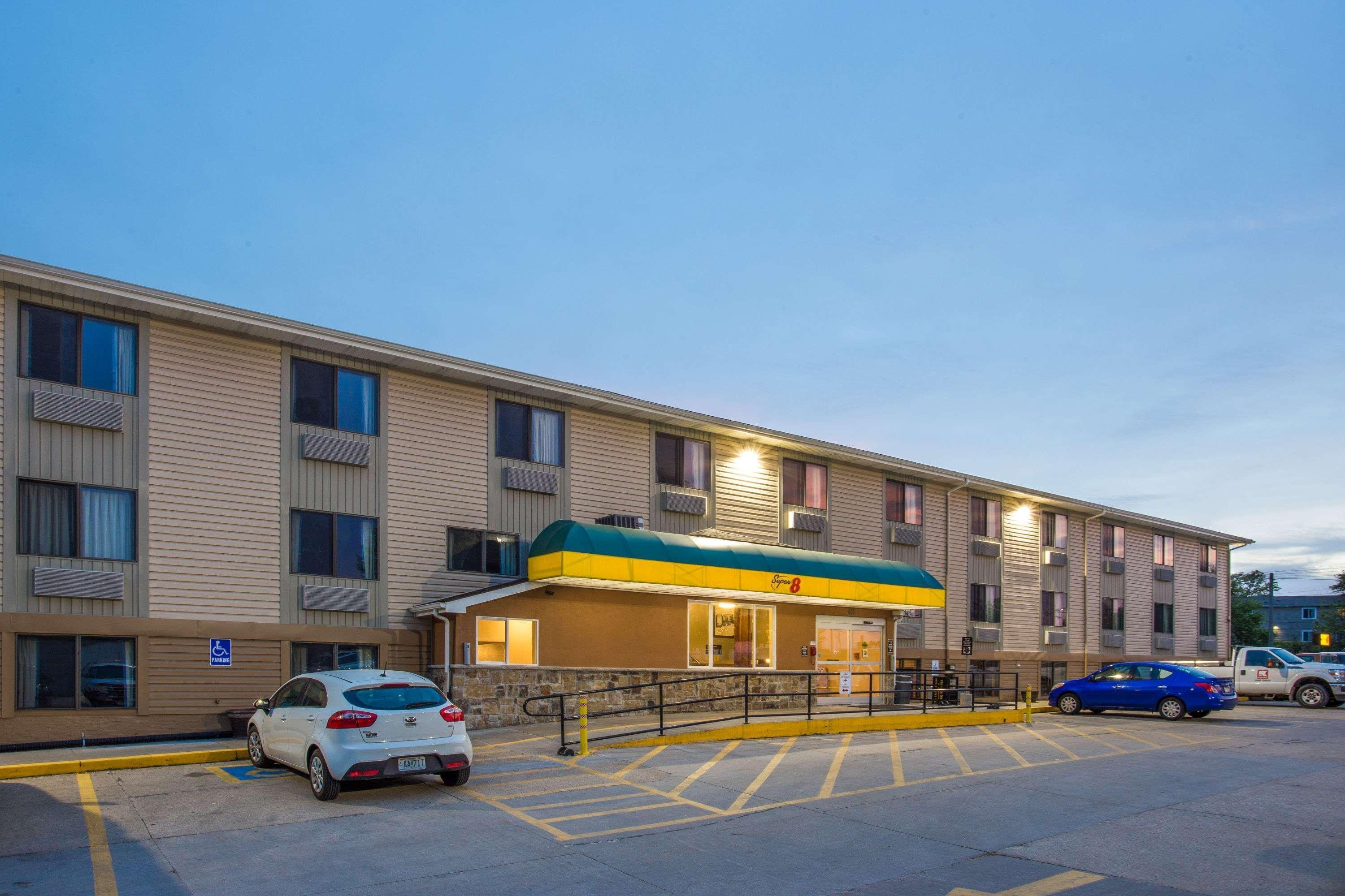 Super 8 By Wyndham Iowa City/Coralville Exteriér fotografie